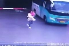抱娃女子客車站內(nèi)被碾壓致死，帶娃出行要注意些什么？[多圖]