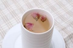 女性喝玫瑰花茶有什么好處？玫瑰花茶對(duì)女性有什么好處？[圖]