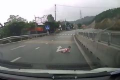 嬰兒爬馬路險遭碾壓，網(wǎng)友怒了：怎么當媽的！[多圖]