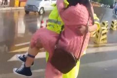 女交警暖心公主抱摔傷女子獲贊，陰雨天氣出行要注意什么？[多圖]