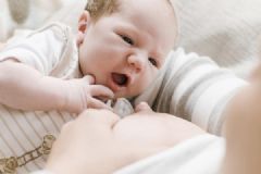 80天嬰兒因喝奶疑呼吸衰竭，給幼兒喂奶要注意什么？[多圖]