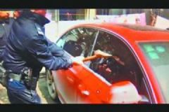 一歲寶寶被反鎖車內(nèi)，民警破窗鉆入車內(nèi)救出嬰兒[多圖]