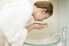 日常洗臉?biāo)疁囟嗌俨婚L皺紋？日常洗臉的水溫多少最好？[圖]