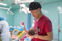 90后小伙當(dāng)助產(chǎn)士，曾遭孕婦拒絕檢查[多圖]