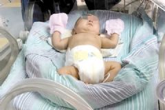 40多歲高齡產(chǎn)婦生下1.1斤嬰兒，曾流產(chǎn)10次[多圖]