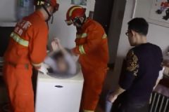 11歲熊孩子貪玩鉆進(jìn)洗衣機！被困1小時才被救出！[多圖]