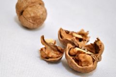 白頭發(fā)多怎么辦？白頭發(fā)多吃什么食物好？[圖]