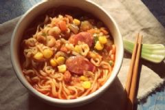 吃泡面可以加火腿腸嗎？吃泡面加什么食物好？[圖]
