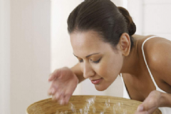 洗臉?biāo)锩婕尤胧裁床婚L(zhǎng)斑？洗臉時(shí)加入什么不會(huì)長(zhǎng)斑？[圖]