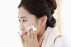 涂抹化妝水的正確手法是什么？一定要用化妝棉嗎？[圖]