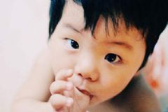 嬰幼兒語言發(fā)展規(guī)律是怎樣的？小兒口腔護(hù)理什么時候開始？[圖]