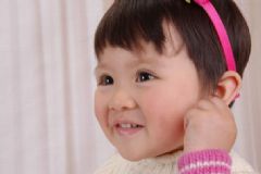 寶寶總是揪耳朵怎么回事？可能是在告訴媽媽這里不舒服？[圖]