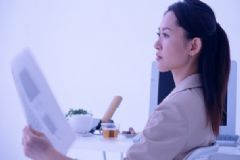 女白領(lǐng)坐姿不當危害大，這樣的坐姿更養(yǎng)生[圖]