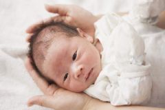 如何照顧護(hù)理新生兒？怎樣幫孩子洗澡才好？[圖]