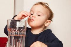 孩子喝太多水正常嗎？孩子喝水多可能是病[圖]