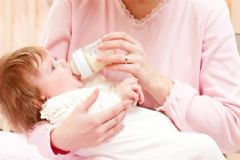 母乳不足如何混合喂養(yǎng)？先喂奶粉還是母乳？[圖]