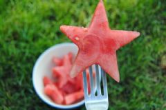 小孩感冒發(fā)燒能吃西瓜嗎？小孩發(fā)燒吃西瓜注意事項[圖]