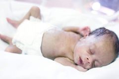 霧霾天能讓嬰幼兒曬太陽(yáng)那？嬰幼兒頻繁吐奶怎么應(yīng)對(duì)？[圖]