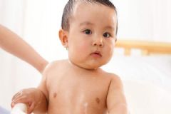 拍嗝的方法主要有哪些？怎樣讓寶寶洗澡更舒服？[圖]