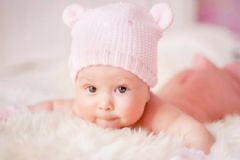嬰幼兒溢奶主要是什么原因造成的？寶寶經(jīng)常哭是什么原因？[圖]