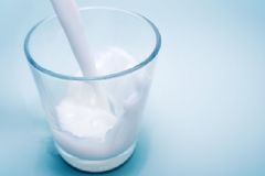 寶寶能喝微波爐加熱的牛奶嗎？寶寶能喝加果汁的牛奶嗎？[圖]