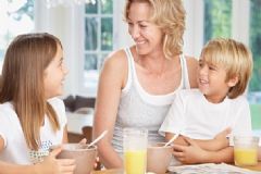 給孩子加餐需要注意什么？給孩子加餐應(yīng)該補(bǔ)充哪些食物？[圖]