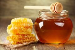 老人喝蜂蜜有什么好處？老人喝蜂蜜好不好？[圖]