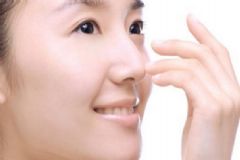 鼻子長(zhǎng)黑頭是因?yàn)槭裁丛颍咳绾握业竭m合自己的去黑頭方法[圖]