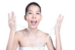 用什么洗臉可以祛斑呢？引起臉上長斑的原因有哪些？[圖]