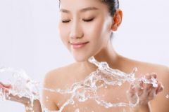 如何用鹽水正確洗臉？鹽水洗臉能解決哪些肌膚問題？[圖]