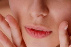 秋季唇部如何護(hù)理？秋季嘴唇干燥的護(hù)理方法有哪些？[圖]