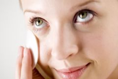 怎么樣正確使用眼霜？使用眼霜的誤區(qū)有哪些呢？[圖]