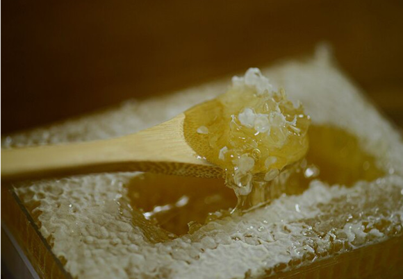 吃蜂巢蜜有什么好處？蜂巢蜜的作用與功效？(1)