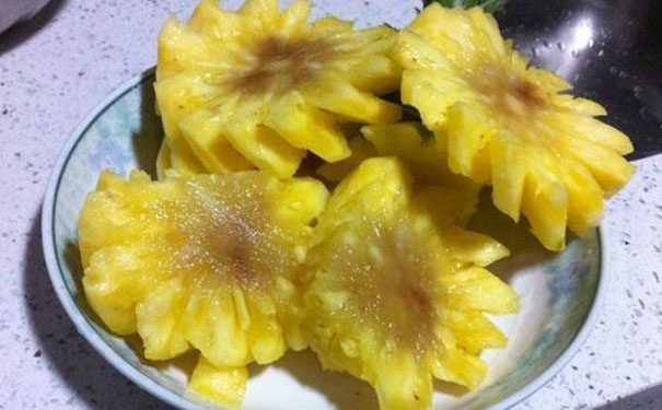 菠蘿里面黑了能吃嗎？菠蘿里面發(fā)黑怎么回事？(1)