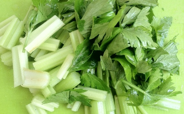 芹菜的八大營養(yǎng)價(jià)值是什么？吃芹菜的好處有哪些？(1)