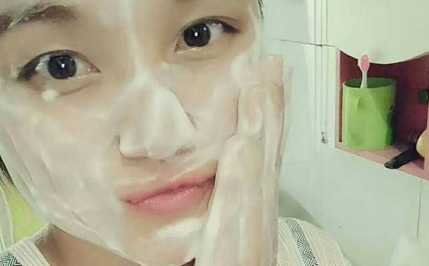 臉上太油用什么洗臉？臉上出油用什么洗臉？(1)