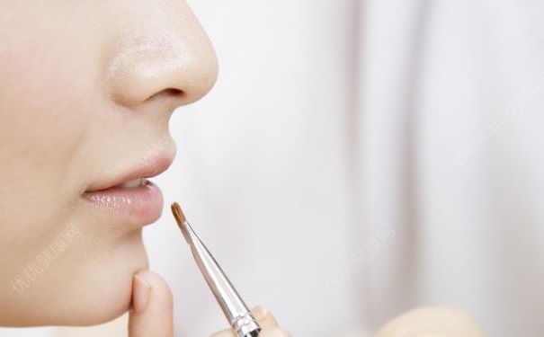 小學(xué)要求女教師化淡妝上課，怎樣才算是淡妝？(4)