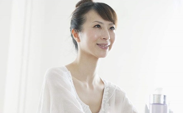 冬天嘴巴干的原因是什么？冬季護(hù)唇的秘訣有哪些？(1)
