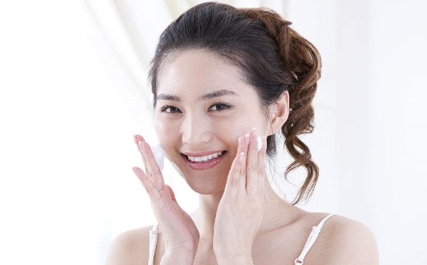 如何護(hù)膚遠(yuǎn)離毛孔粗大？怎樣護(hù)膚改善毛孔粗大？(1)