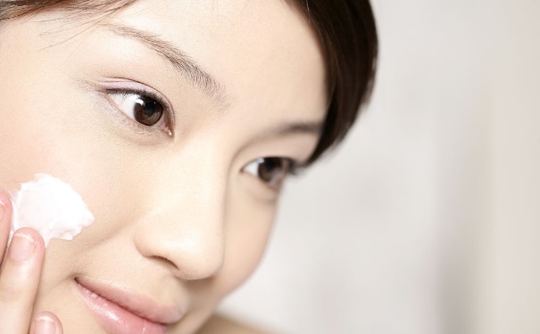 女性日常皮膚如何護(hù)理？女性皮膚的護(hù)理方法有哪些？(1)