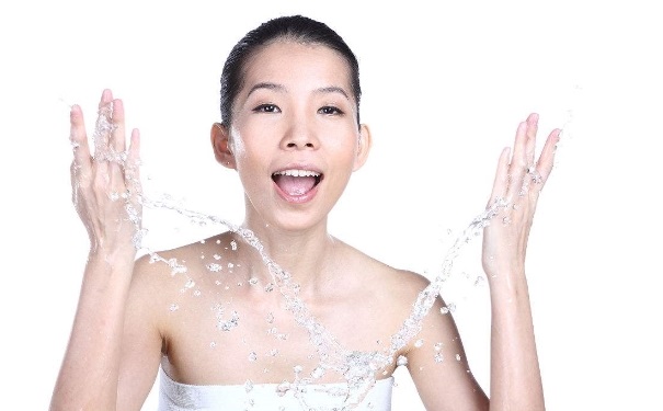 用什么洗臉可以祛斑呢？引起臉上長(zhǎng)斑的原因有哪些？(1)