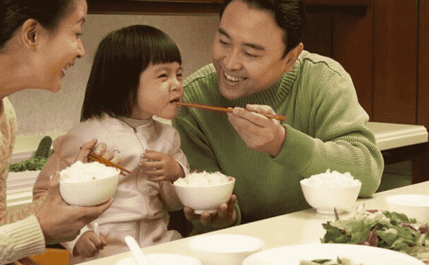 妨礙寶寶吃飯的壞習(xí)慣有哪些？食物卡喉應(yīng)該怎樣急救？(1)