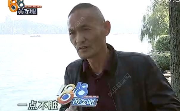 大伯在西湖洗假牙，結(jié)果牙掉西湖里了，要求工作人給他撈！(1)