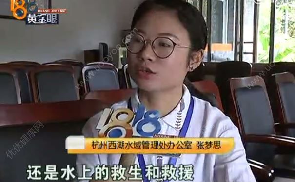 大伯在西湖洗假牙，結(jié)果牙掉西湖里了，要求工作人給他撈！(4)