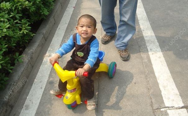 2歲男童報5個班，壓力太大狂掉頭發(fā)(1)