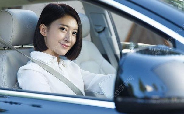 女子為讓丈夫休息，挺5個(gè)月孕肚無證駕駛(2)