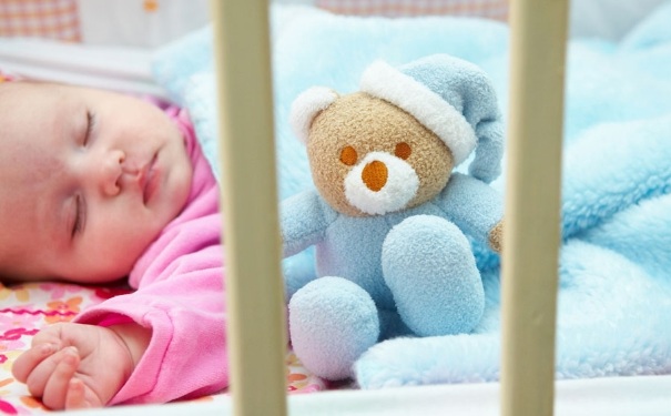 什么時(shí)候和孩子分床睡好？怎么讓孩子分床睡覺(jué)？(1)