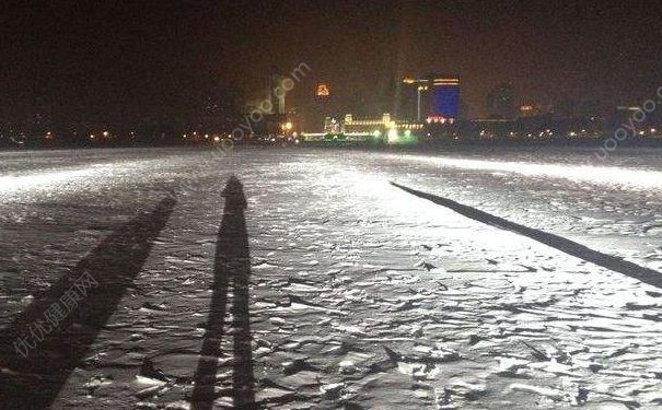 老太醉倒路邊雪地被凍僵，多虧有路人看見報了警(2)