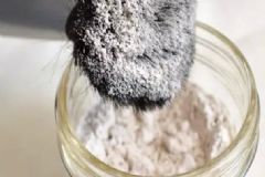 用爽身粉能使頭發(fā)不油嗎？怎樣用爽身粉改善頭發(fā)油膩？[圖]