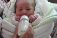 新生兒打嗝后還吐奶怎么回事？新生兒吐奶如何處理？[圖]